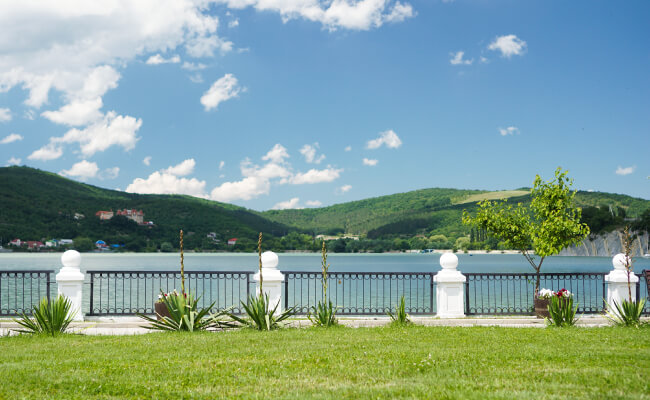Get a wide range view that spans a perimeter and zoom in on details with Hikvision TandemVu PTZ cameras designed with multiple lenses.